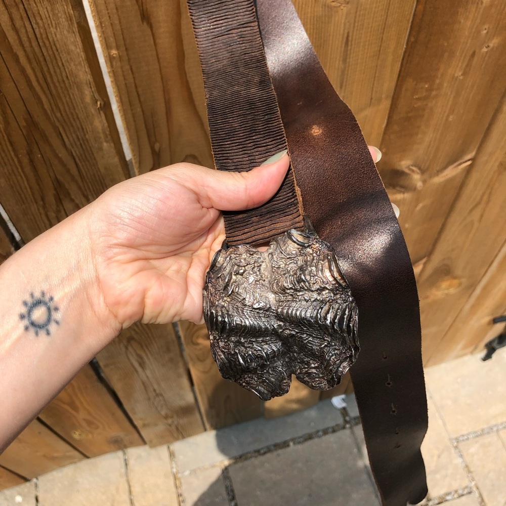 Vintage oyster shell buckle textured leather belt